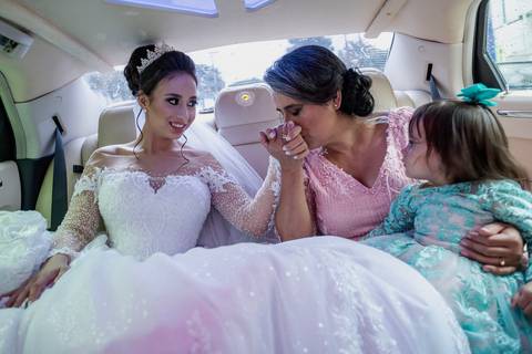 Inspiração e ideias criativas de fotos fotográfico de casamento noiva na sua Limusine com sua mãe e filha no Espaço Aloha - Mogi - SP'