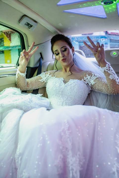 Inspiração e ideias criativas de fotos fotográfico de casamento noiva na sua Limusine no Espaço Aloha - Mogi - SP'