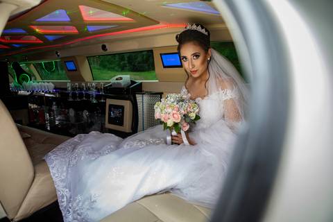 Inspiração e ideias criativas de fotos fotográfico de casamento noiva na sua Limusine no Espaço Aloha - Mogi - SP'