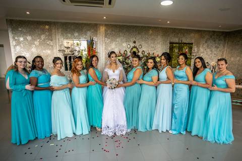 Inspiração e ideias criativas de fotos fotográfico de casamento noiva com as madrinhas no Espaço Aloha - Mogi - SP'