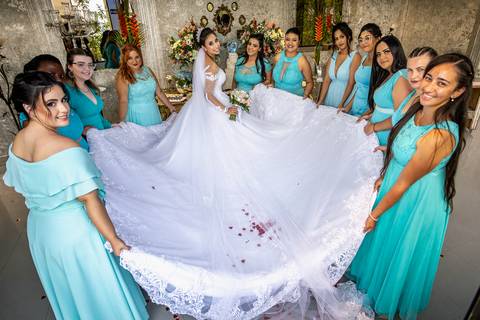 Inspiração e ideias criativas de fotos fotográfico de casamento noiva com as madrinhas no Espaço Aloha - Mogi - SP'