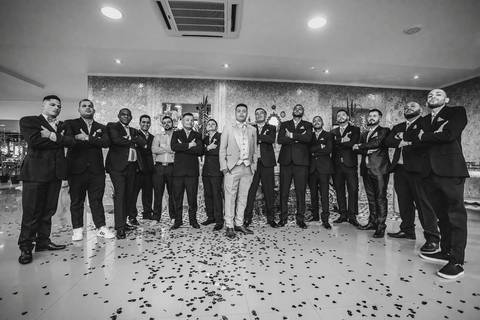 Inspiração e ideias criativas de fotos fotográfico de casamento noivo com os padrinhos no Espaço Aloha - Mogi - SP'