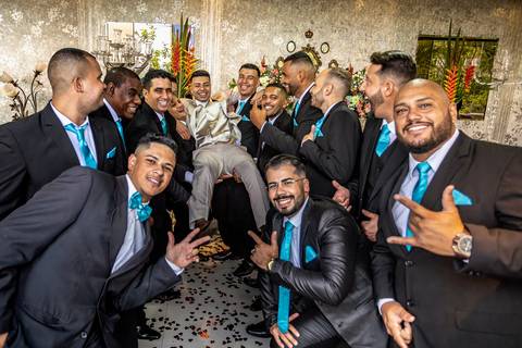 Inspiração e ideias criativas de fotos fotográfico de casamento noivo com os padrinhos no Espaço Aloha - Mogi - SP'