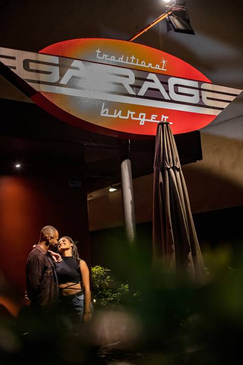 Inspiração e ideias criativas ensaio fotográfico pré casamento pré wedding de casal no Garage Burger - SP'