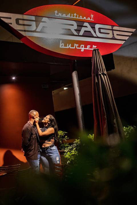 Inspiração e ideias criativas ensaio fotográfico pré casamento pré wedding de casal no Garage Burger - SP'