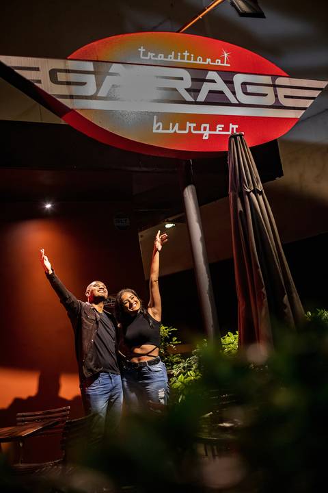 Inspiração e ideias criativas ensaio fotográfico pré casamento pré wedding de casal no Garage Burger - SP'