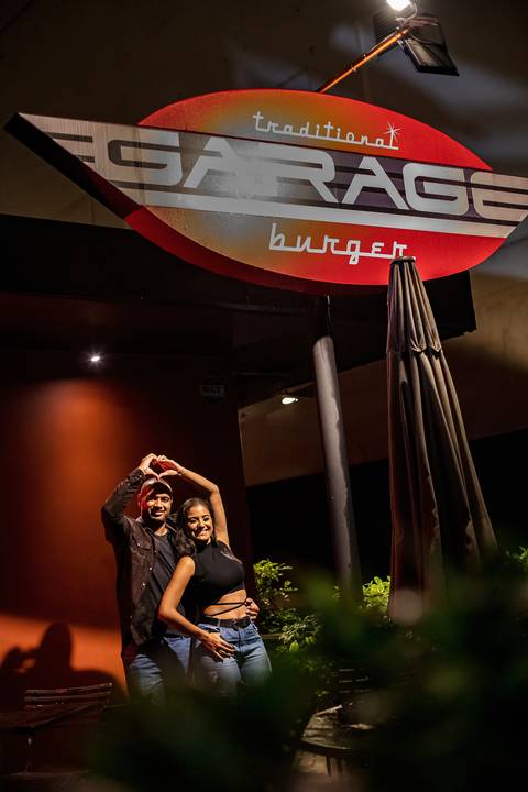 Inspiração e ideias criativas ensaio fotográfico pré casamento pré wedding de casal no Garage Burger - SP'