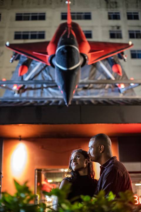 Inspiração e ideias criativas ensaio fotográfico pré casamento pré wedding de casal no Garage Burger - SP'