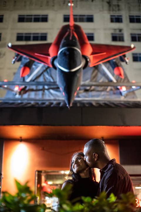 Inspiração e ideias criativas ensaio fotográfico pré casamento pré wedding de casal no Garage Burger - SP'