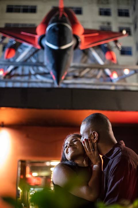 Inspiração e ideias criativas ensaio fotográfico pré casamento pré wedding de casal no Garage Burger - SP'