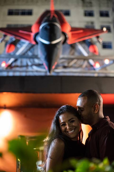 Inspiração e ideias criativas ensaio fotográfico pré casamento pré wedding de casal no Garage Burger - SP'