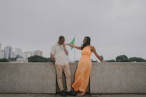 Inspiração e ideias criativas ensaio fotográfico pré casamento pré wedding de casal no Parque da Independência - SP'