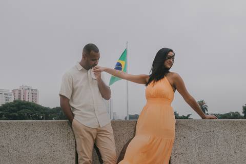Inspiração e ideias criativas ensaio fotográfico pré casamento pré wedding de casal no Parque da Independência - SP'