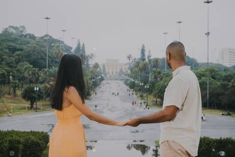 Inspiração e ideias criativas ensaio fotográfico pré casamento pré wedding de casal no Parque da Independência - SP'