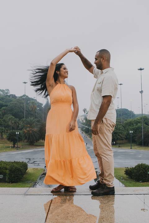 Inspiração e ideias criativas ensaio fotográfico pré casamento pré wedding de casal no Parque da Independência - SP'