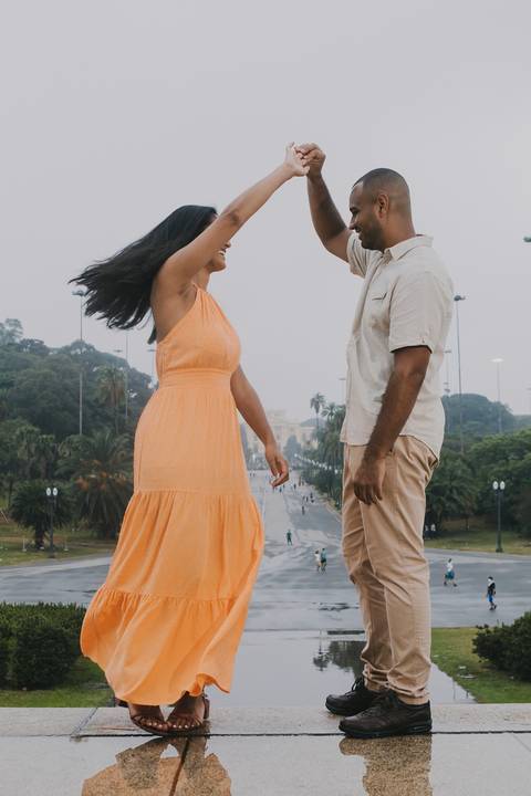 Inspiração e ideias criativas ensaio fotográfico pré casamento pré wedding de casal no Parque da Independência - SP'