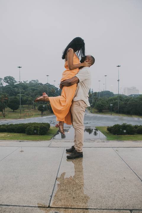 Inspiração e ideias criativas ensaio fotográfico pré casamento pré wedding de casal no Parque da Independência - SP'