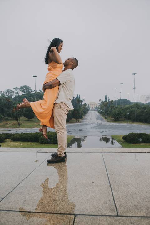 Inspiração e ideias criativas ensaio fotográfico pré casamento pré wedding de casal no Parque da Independência - SP'