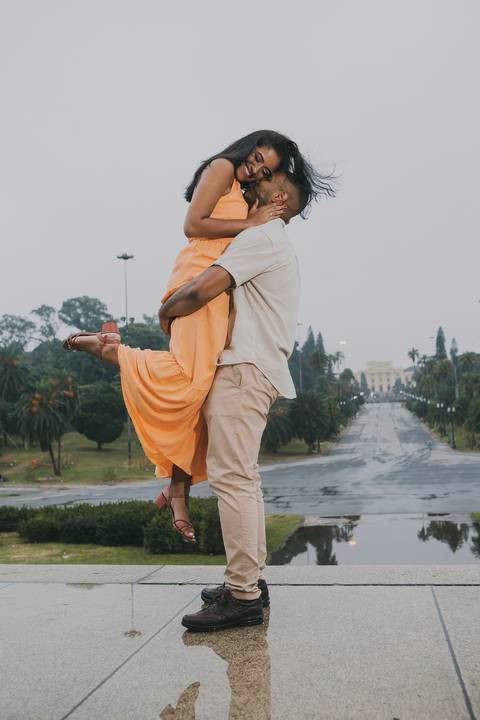 Inspiração e ideias criativas ensaio fotográfico pré casamento pré wedding de casal no Parque da Independência - SP'