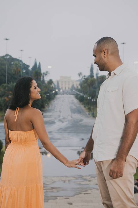 Inspiração e ideias criativas ensaio fotográfico pré casamento pré wedding de casal no Parque da Independência - SP'