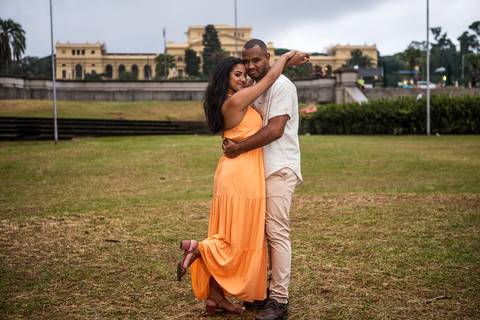 Inspiração e ideias criativas ensaio fotográfico pré casamento pré wedding de casal no Parque da Independência - SP'
