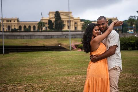 Inspiração e ideias criativas ensaio fotográfico pré casamento pré wedding de casal no Parque da Independência - SP'