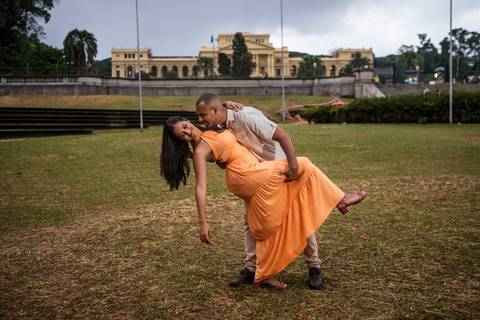 Inspiração e ideias criativas ensaio fotográfico pré casamento pré wedding de casal no Parque da Independência - SP'