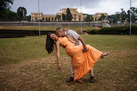 Inspiração e ideias criativas ensaio fotográfico pré casamento pré wedding de casal no Parque da Independência - SP'
