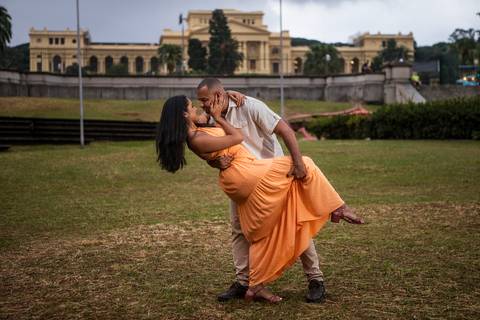 Inspiração e ideias criativas ensaio fotográfico pré casamento pré wedding de casal no Parque da Independência - SP'