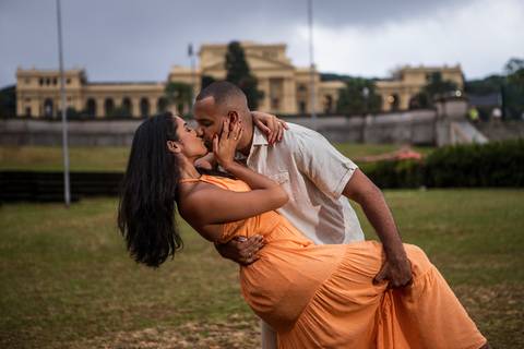 Inspiração e ideias criativas ensaio fotográfico pré casamento pré wedding de casal no Parque da Independência - SP'