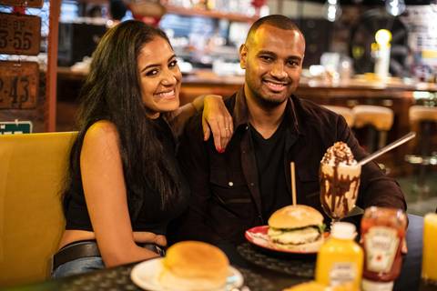 Inspiração e ideias criativas ensaio fotográfico pré casamento pré wedding de casal no Garage Burger - SP'