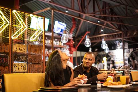 Inspiração e ideias criativas ensaio fotográfico pré casamento pré wedding de casal no Garage Burger - SP'