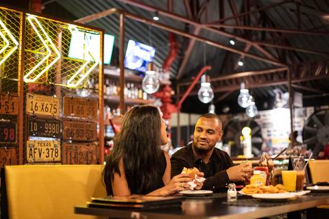 Inspiração e ideias criativas ensaio fotográfico pré casamento pré wedding de casal no Garage Burger - SP'