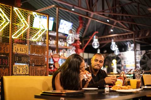 Inspiração e ideias criativas ensaio fotográfico pré casamento pré wedding de casal no Garage Burger - SP'