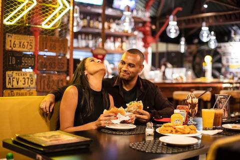 Inspiração e ideias criativas ensaio fotográfico pré casamento pré wedding de casal no Garage Burger - SP'