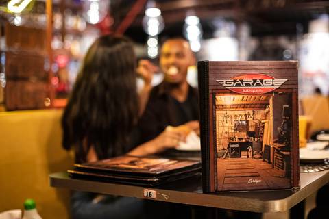 Inspiração e ideias criativas ensaio fotográfico pré casamento pré wedding de casal no Garage Burger - SP'