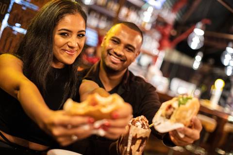 Inspiração e ideias criativas ensaio fotográfico pré casamento pré wedding de casal no Garage Burger - SP'