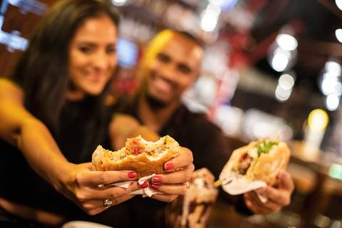 Inspiração e ideias criativas ensaio fotográfico pré casamento pré wedding de casal no Garage Burger - SP'