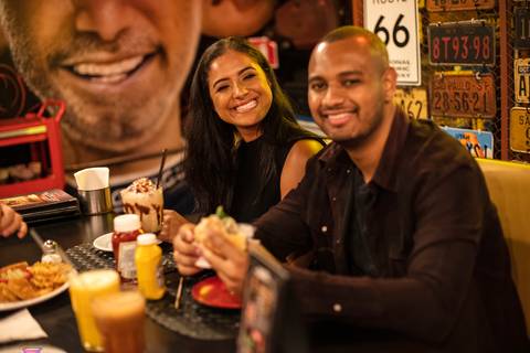 Inspiração e ideias criativas ensaio fotográfico pré casamento pré wedding de casal no Garage Burger - SP'