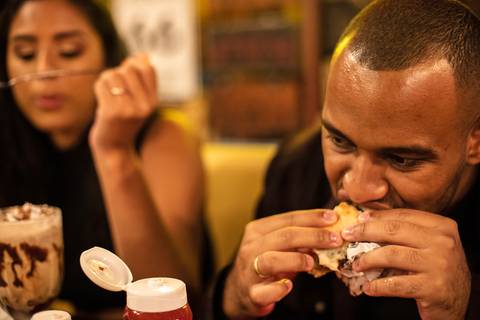 Inspiração e ideias criativas ensaio fotográfico pré casamento pré wedding de casal no Garage Burger - SP'