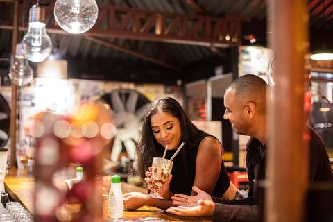 Inspiração e ideias criativas ensaio fotográfico pré casamento pré wedding de casal no Garage Burger - SP'