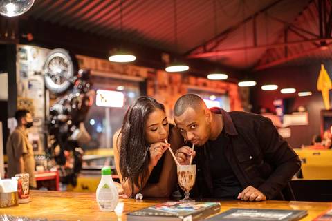 Inspiração e ideias criativas ensaio fotográfico pré casamento pré wedding de casal no Garage Burger - SP'