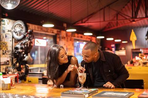 Inspiração e ideias criativas ensaio fotográfico pré casamento pré wedding de casal no Garage Burger - SP'