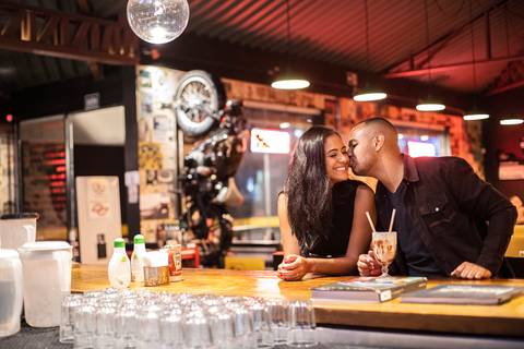 Inspiração e ideias criativas ensaio fotográfico pré casamento pré wedding de casal no Garage Burger - SP'