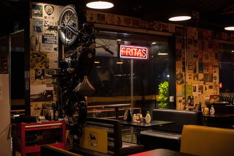 Inspiração e ideias criativas ensaio fotográfico pré casamento pré wedding de casal no Garage Burger - SP'