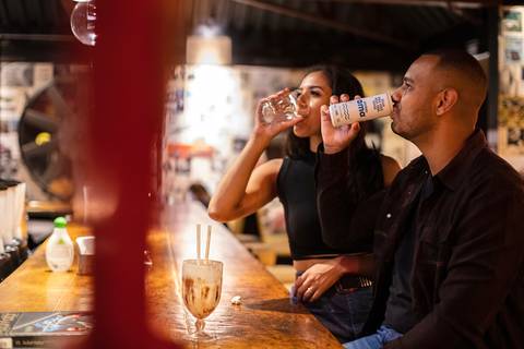 Inspiração e ideias criativas ensaio fotográfico pré casamento pré wedding de casal no Garage Burger - SP'