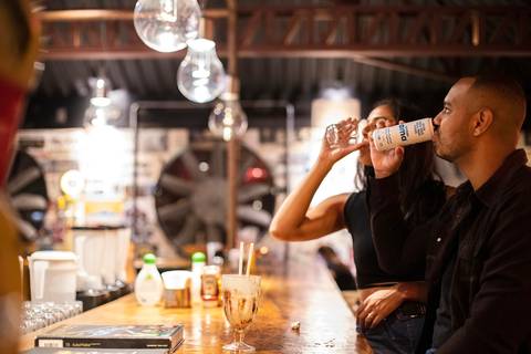 Inspiração e ideias criativas ensaio fotográfico pré casamento pré wedding de casal no Garage Burger - SP'