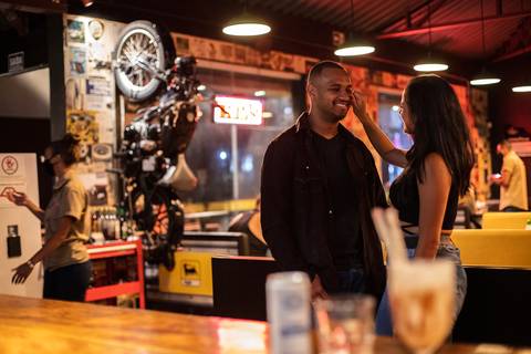 Inspiração e ideias criativas ensaio fotográfico pré casamento pré wedding de casal no Garage Burger - SP'