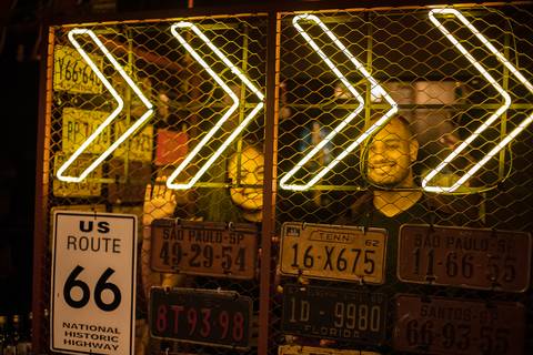 Inspiração e ideias criativas ensaio fotográfico pré casamento pré wedding de casal no Garage Burger - SP'