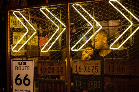 Inspiração e ideias criativas ensaio fotográfico pré casamento pré wedding de casal no Garage Burger - SP'